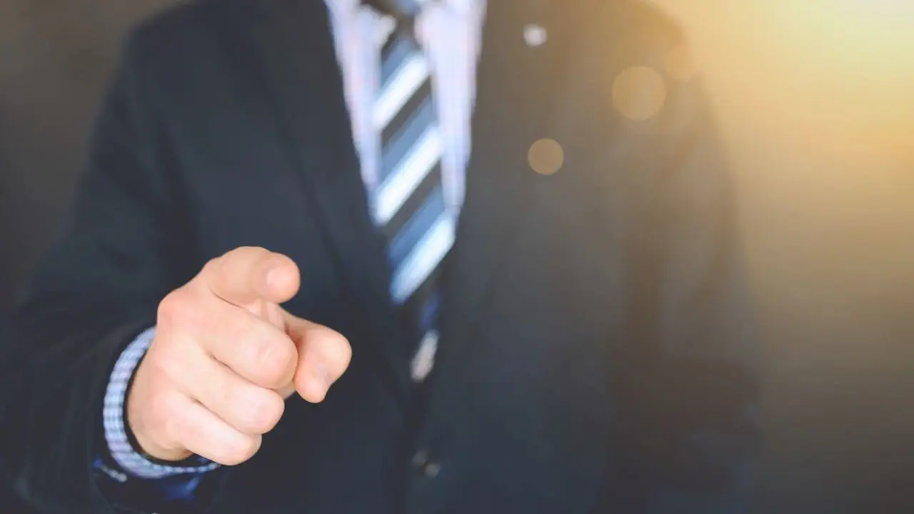 How to Coordinate a Team Gift for Your Boss (Without It Being Awkward)