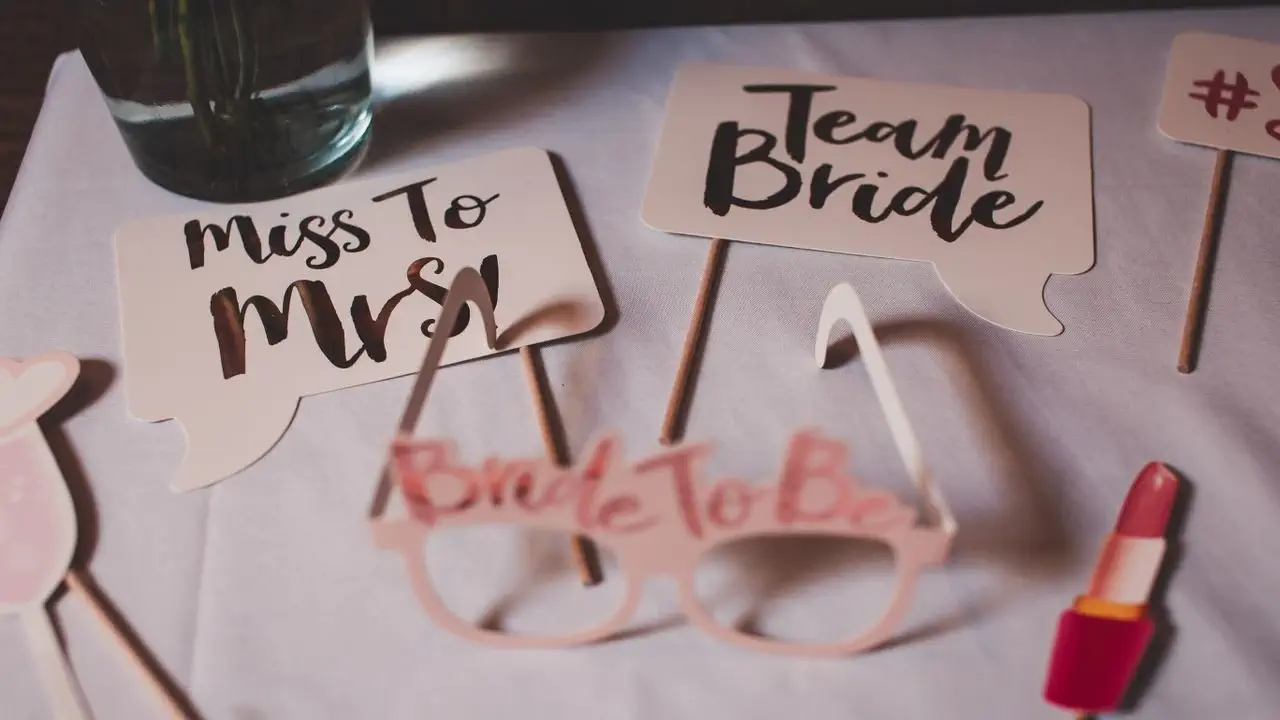 How to Coordinate a Bridal Shower Gift With a Group (Without Spoiling the Surprise)