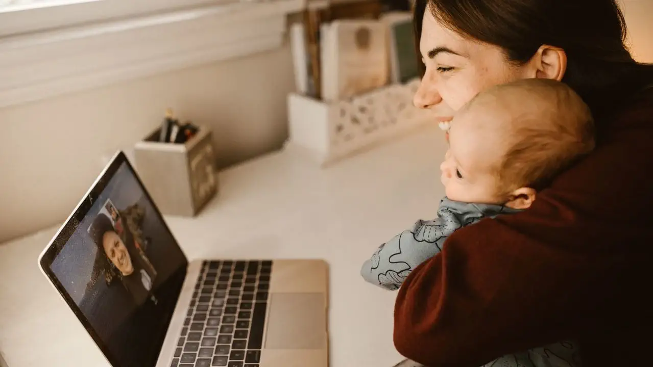 How to Coordinate Gifts With Family Who Live Far Away (Without the Group Chat Chaos)